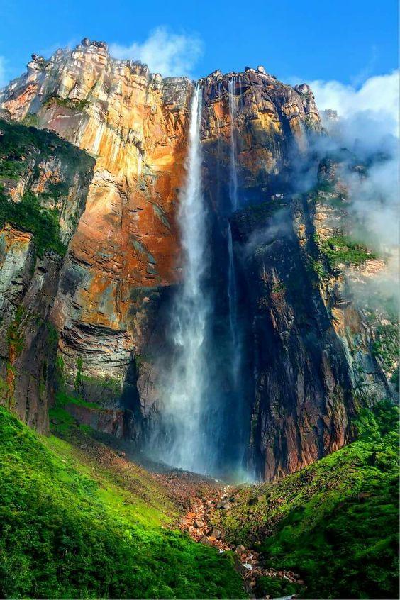 Angel Falls in Venezuela, representing the fragrance with forest greenery, pine, sandalwood, chypre, and driftwood by the waterside. Hints of rainwater, ozone, white florals, ylang-ylang, zesty lime, and oak moss complete the serene woodland oasis. Main accords: Sandalwood, Ozonic, Iguazu, Sea Salt & Driftwood.